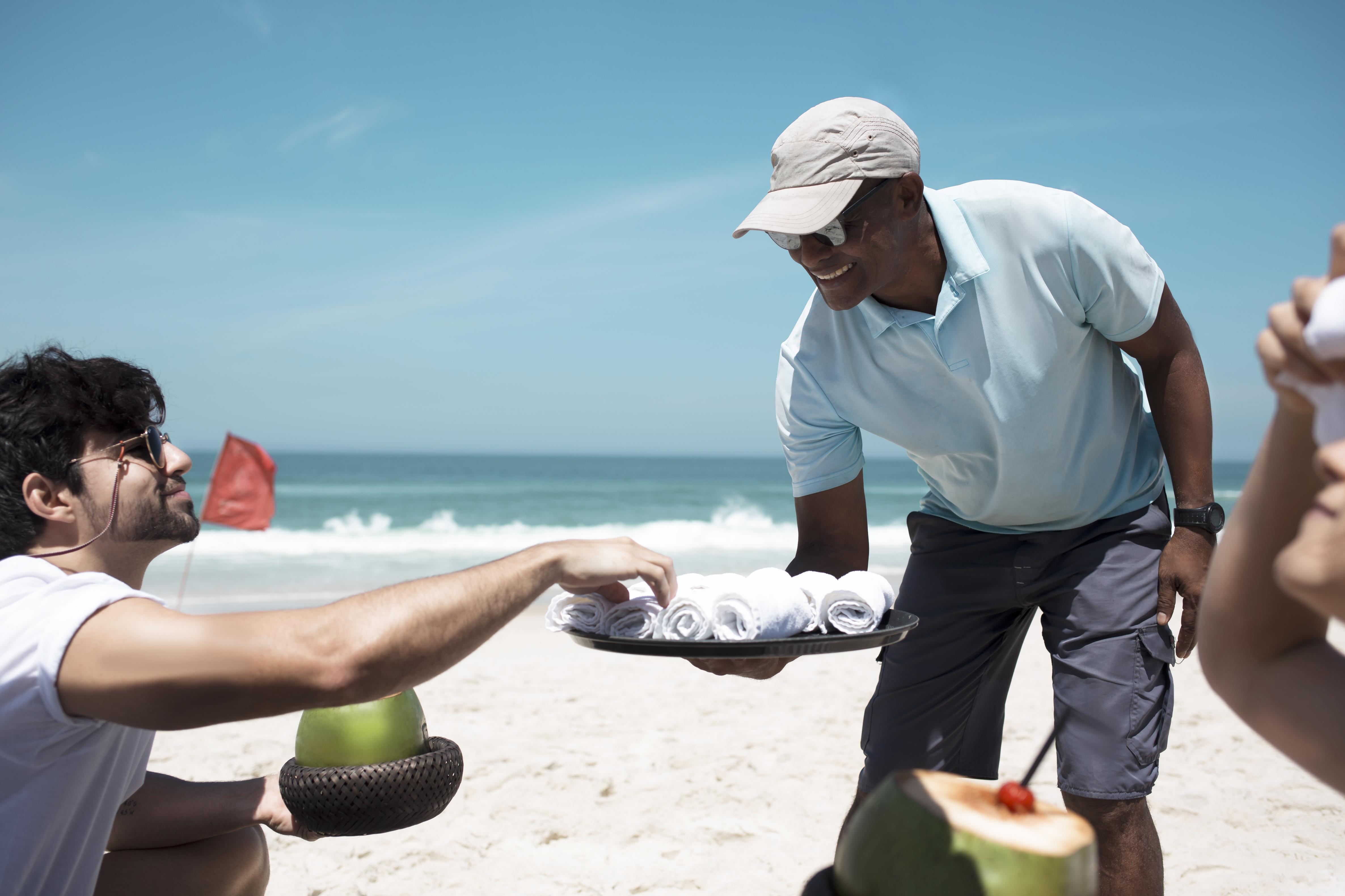 فندق Lifestyle Laghetto Collection ريو دي جانيرو المظهر الخارجي الصورة A beach waiter in Cape Town, South Africa