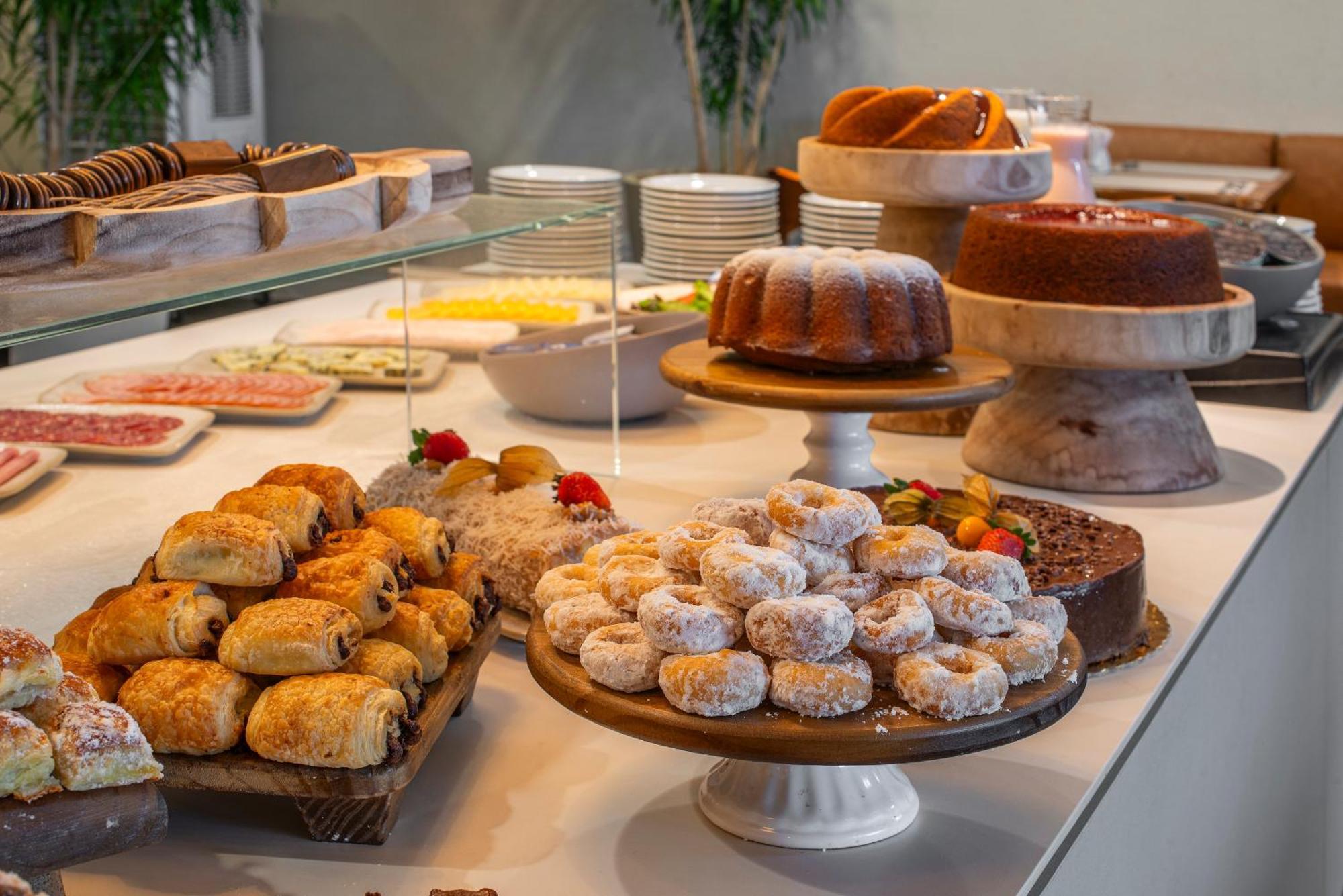 فندق Lifestyle Laghetto Collection ريو دي جانيرو المظهر الخارجي الصورة A selection of pastries at a buffet