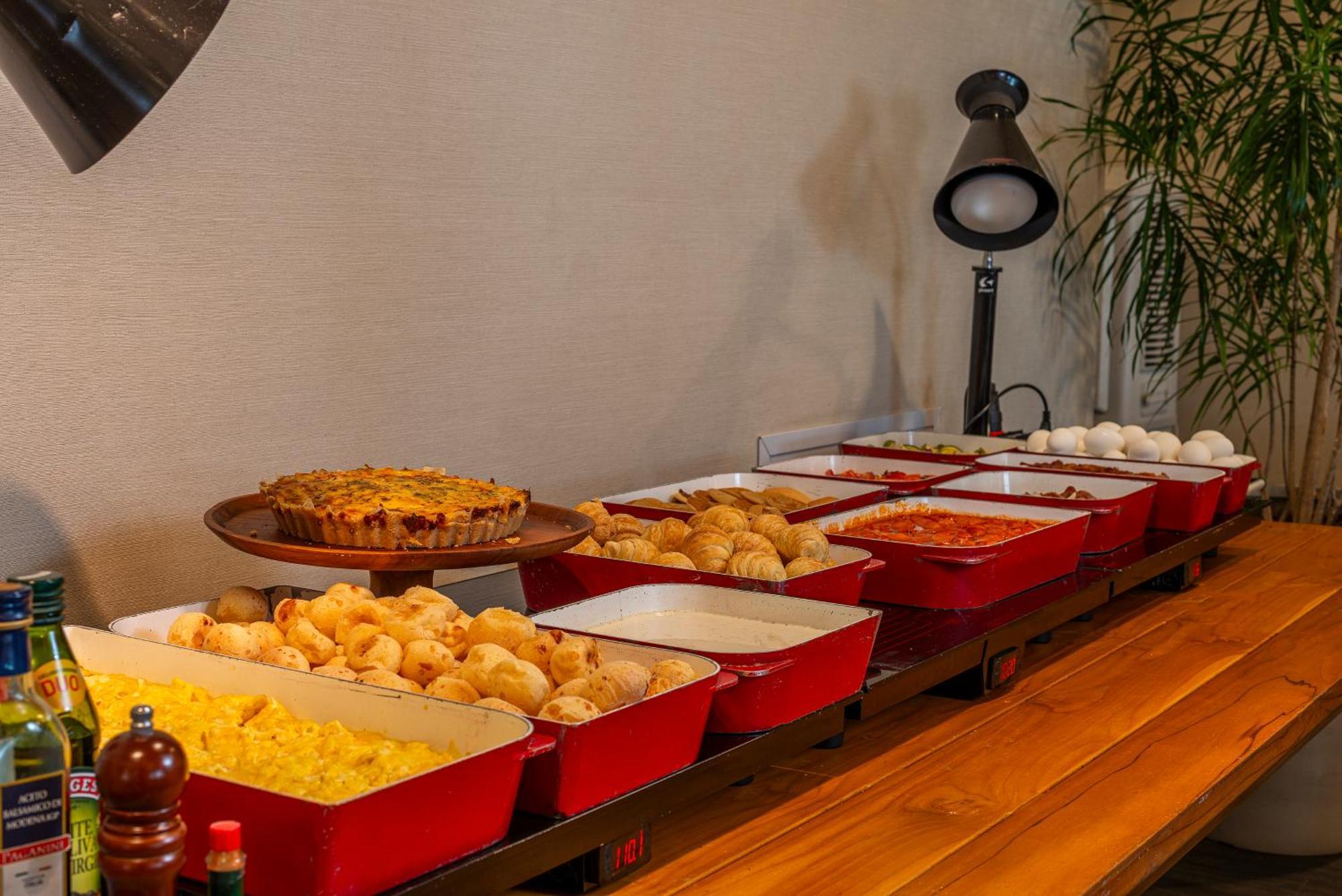 فندق Lifestyle Laghetto Collection ريو دي جانيرو المظهر الخارجي الصورة A buffet at a restaurant