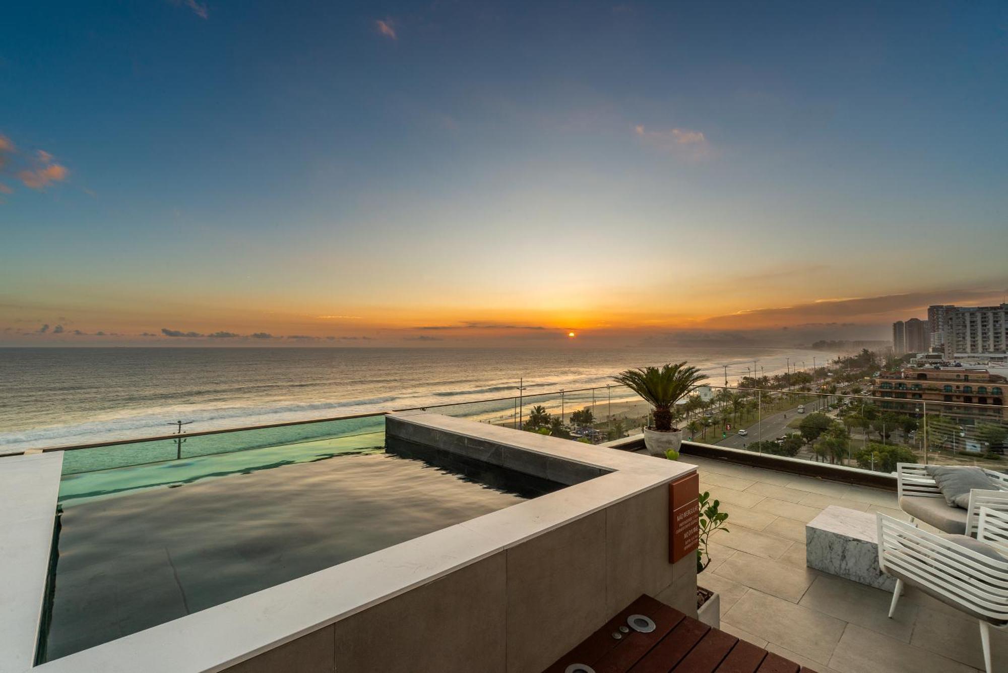فندق Lifestyle Laghetto Collection ريو دي جانيرو المظهر الخارجي الصورة Sunset at the rooftop pool